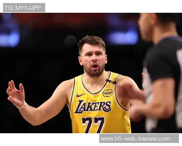 雷迪克透露东契奇全力参与训练里夫斯因脚踝不适仅部分参与 雷迪克透露东契奇全力参与训练里夫斯因脚踝不适仅部分参与