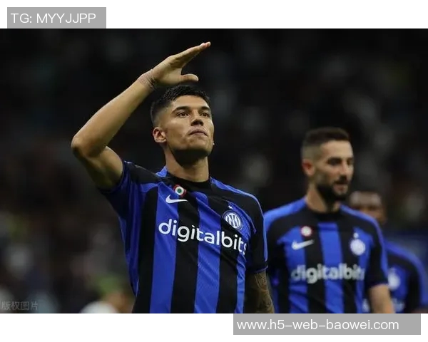 邓弗里斯不满被换下怒砸皮球表情郁闷引发关注