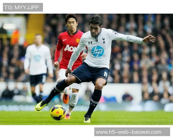 热刺边卫波罗被球迷电子烟砸中后捡起假装抽烟引发热议 热刺边卫波罗被球迷电子烟砸中后捡起假装抽烟引发热议