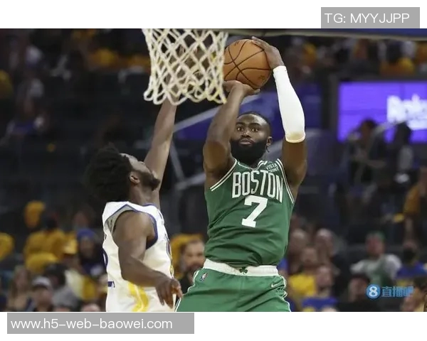 杰伦布朗轻松发挥9投5中贡献15分7篮板4助攻展现全能实力