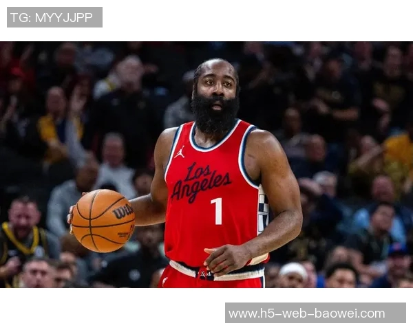 哈登训练后坚持加练超一小时展现职业精神与拼搏态度 哈登训练后坚持加练超一小时展现职业精神与拼搏态度