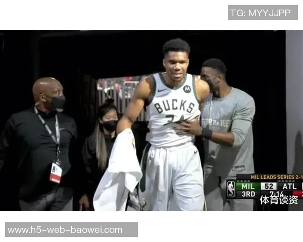 文班遭遇膝盖撞击倒地迅速回更衣室检查现已重返赛场状态良好