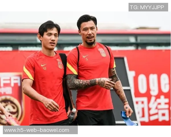 哈兰德分享与家人温馨合照感慨兄弟情深老大陪伴温暖心灵